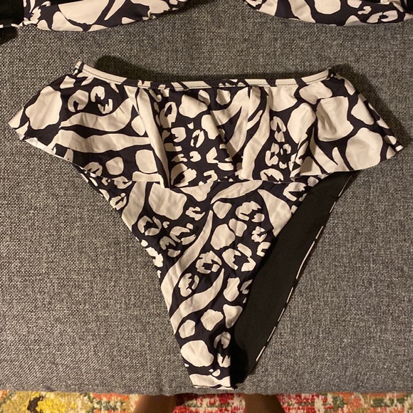 Beach Riot high waisted swim set in cream and black. - Picture 8 of 8